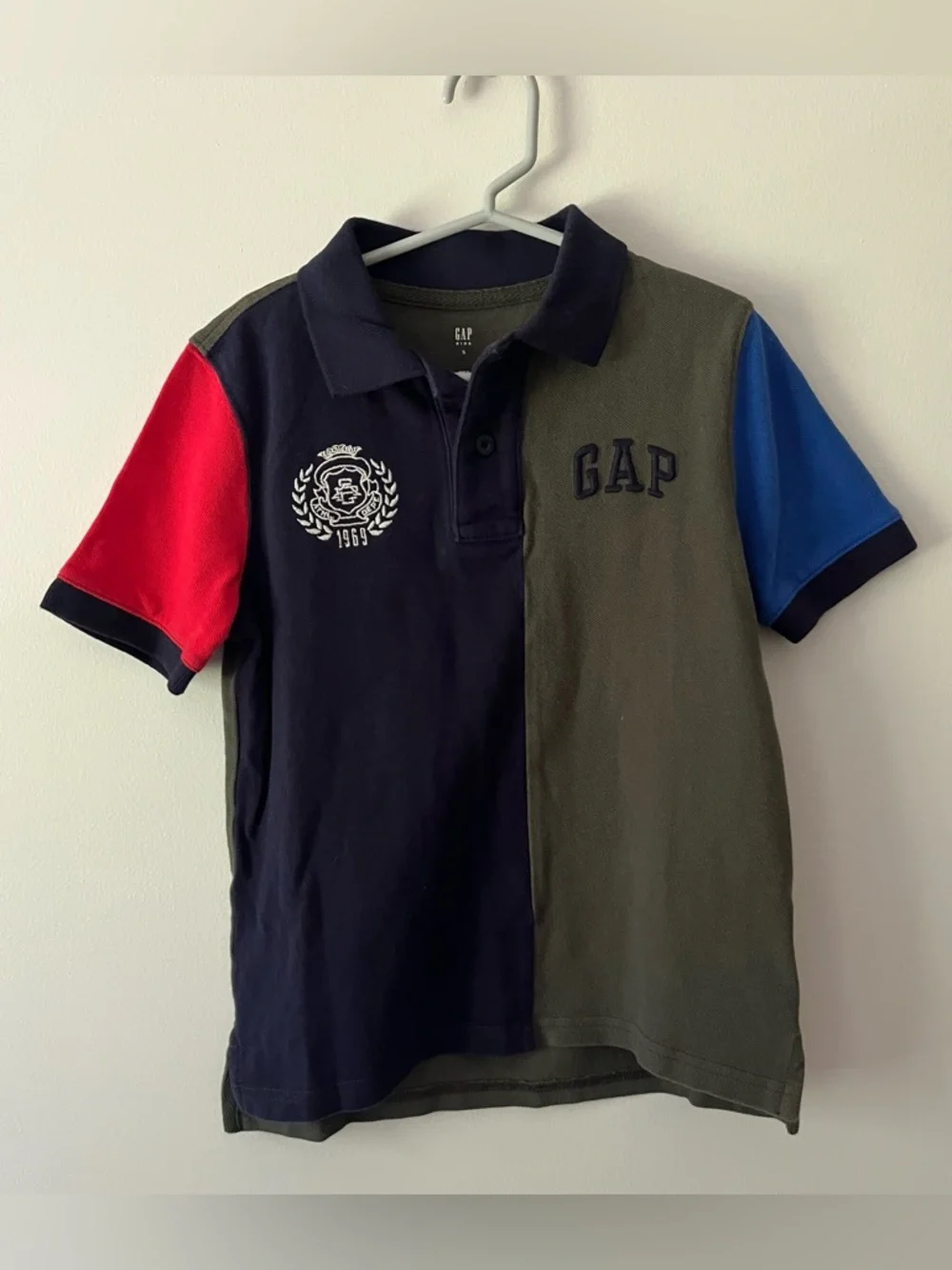 Boys GAP Kids Polo Shirt Small Colorblock Short Sleeve Embroidered Crest Preppy